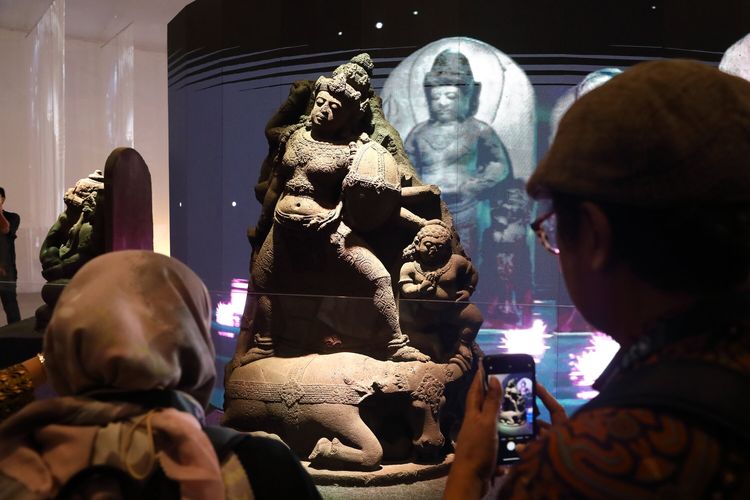 Pengunjung melihat Arca Mahisasuramardini di Galeri Nasional Indonesia, Jakarta Pusat, pada Senin (27/11/2023) dalam rangka pameran Repatriasi: Kembalinya Saksi Bisu Peradaban Nusantara.