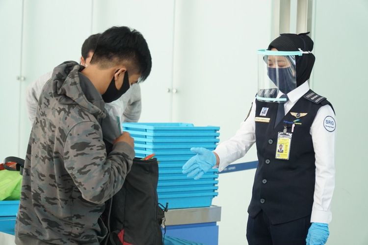 Ilustrasi Aviation Security memeriksa barang bawaan penumpang pesawat.