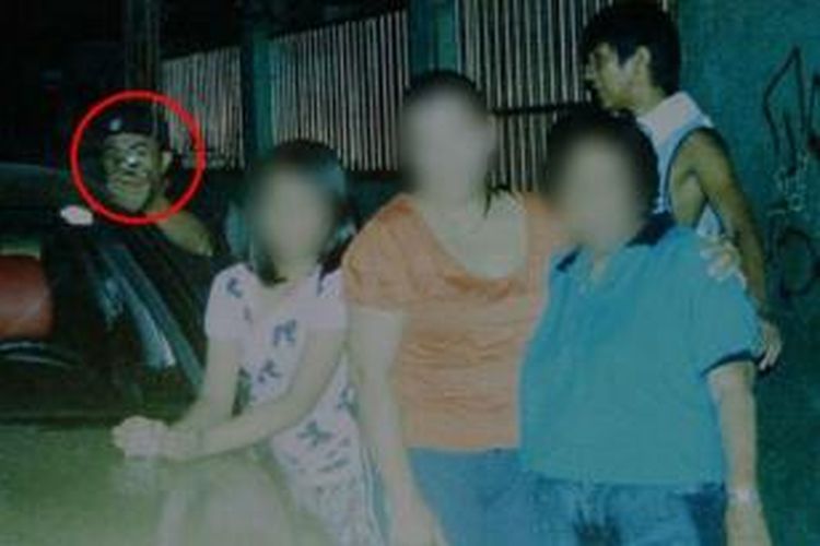 Michael Gonzales (dilingkari) terlihat mengarahkan pistol ke arah politisi Filipina, Michael Dagsa (35) yang kebetulan sedang mengambil foto keluarga di malam tahun baru lalu. Dagsa tewas seketika akibat tembakan Gonzales yang mengenai dadanya.