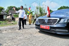 Momen Jokowi Turun dari Mobil untuk Cek Jalan Rusak di Lampung Selatan