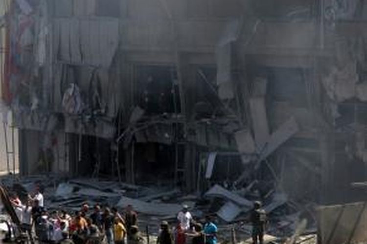 Gambar memperlihatkan gedung-gedung yang hancur dalam ledakan di dekat Masjid Al Salaam di Tripoli, Lebanon (23/8/2013). Dua ledakan berjeda 5 menit mengguncang kota ini, menewaskan setidaknya 29 orang dan melukai 350 orang lain.
