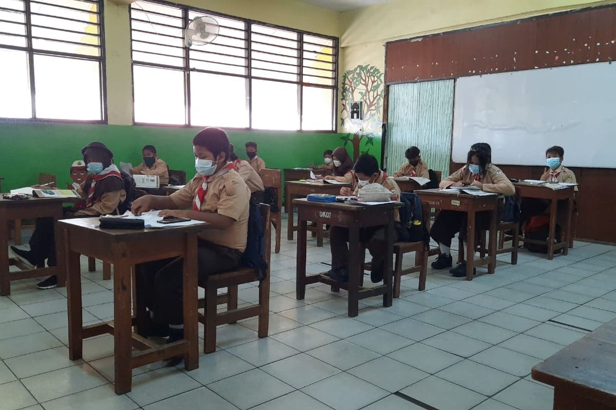 Uji coba sekolah tatap muka tahap dua di SDN Duri Kepa 03, Jakarta Barat, Rabu (9/6/2021).).