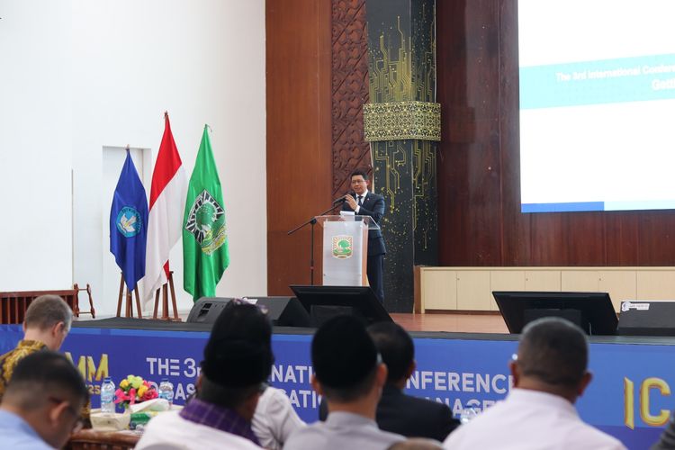 Kepala BNPB Letjen TNI Suharyanto berbicara di forum ICDMM, Senin (29/9/2025) di Universitas Andalas Padang