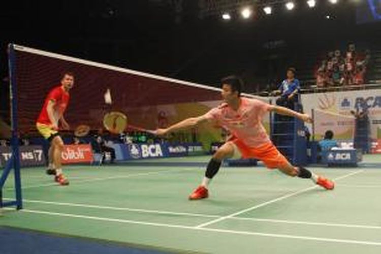 Pebulu tangkis tunggal putra Tiongkok, Chen Long (kanan), mengembalikan kok dari pemain Hongkong, Wei Nan, pada babak pertama BCA Indonesia Open Superseries Premier 2015 di Istora, Jakarta, Rabu (3/6/2015). Chen Long menang 21-19, 21-12.