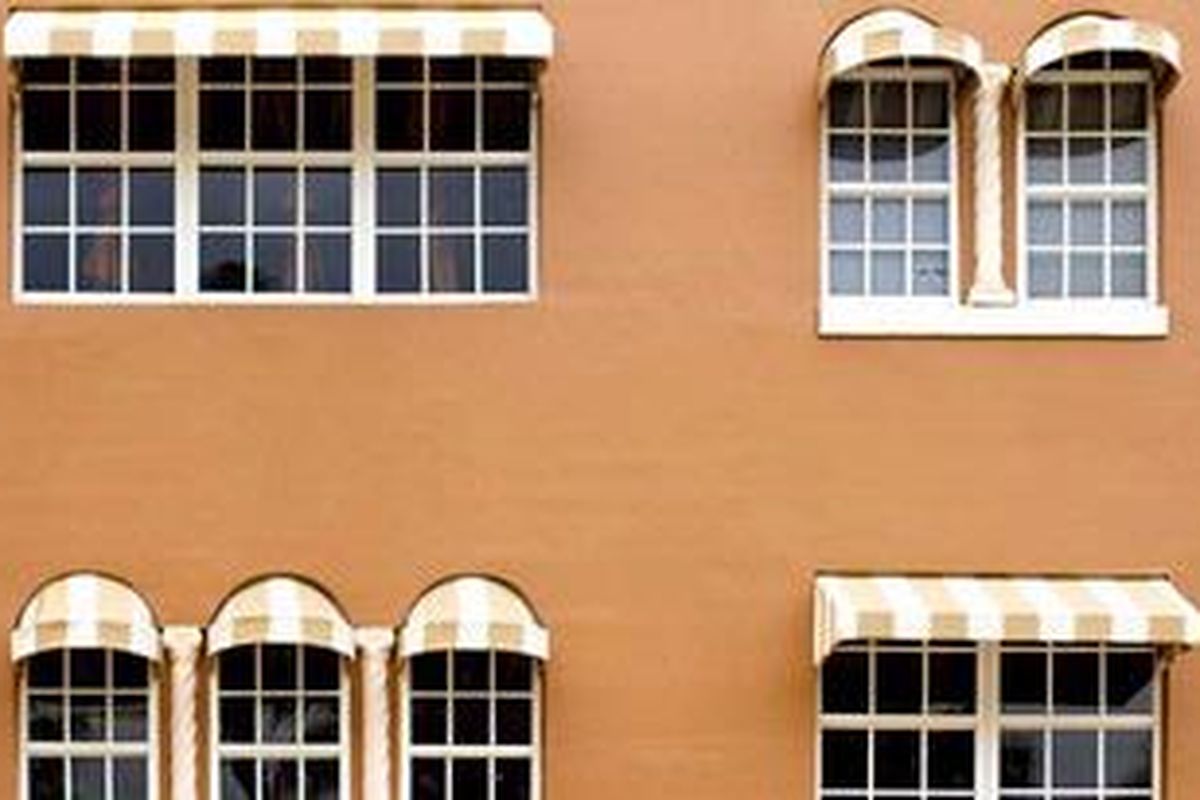 Awning banyak dipakai untuk konsep hunian yang fun and casual. Dari segi struktur, awning tidak memerlukan elemen struktur tambahan yang harus disambungkan dengan struktur atap utama.