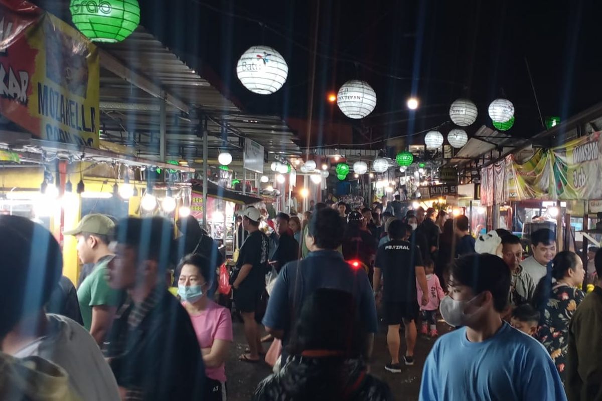 Suasana di alun-alun Kota Batu saat libur lebaran