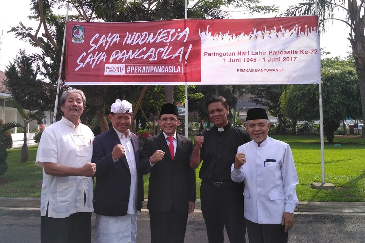 Para tokoh agama di Banyuwnagi bersama Bupati Banyuwangi Abdullah Azwar Anas saat menghadiri undangan upacara peringatan hari lahir Pancasila.