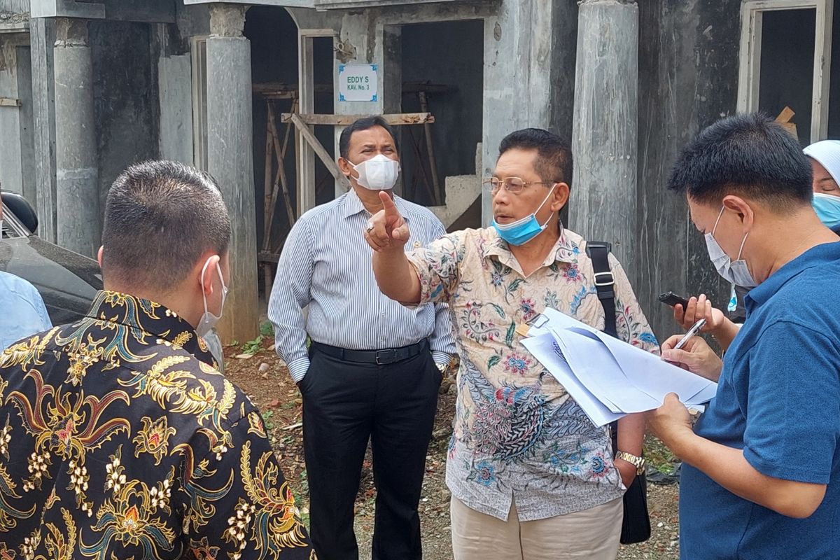 Hakim Pengadilan Negeri Tangerang Agus Iskandar (berkacamata) saat mengecek Klaster Jasmine Residence 4 di Pondok Kacang Barat, Pondok Aren, Tangerang Selatan, Jumat (11/3/2022).
