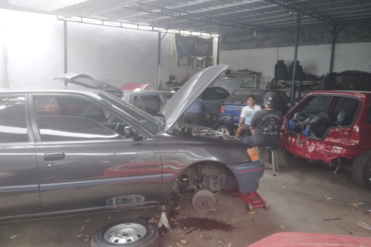 Toyota Starlet sedang servis di Depok Auto Care