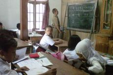 Kelas Roboh, Ratusan Siswa SD Belajar di Rumah Warga