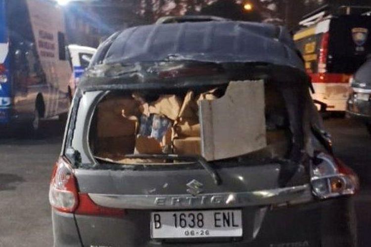 Polisi menemukan tumpukan kardus berisikan rokok ilegal di dalam mobil Ertiga dengan nopol B 1638 ENL. Ertiga berwarna abu metalik itu menjadi target pengejaran dua unit mobil PJR Jatim VIII sebelum ketiga mobil tersebut terlibat laka lantas hingga menghantam pagar rumah warga di Jalan Embong Miring, Desa/Kecamatan Burneh, Sabtu (7/6/2025) sekitar pukul 02.30 WIB. 
