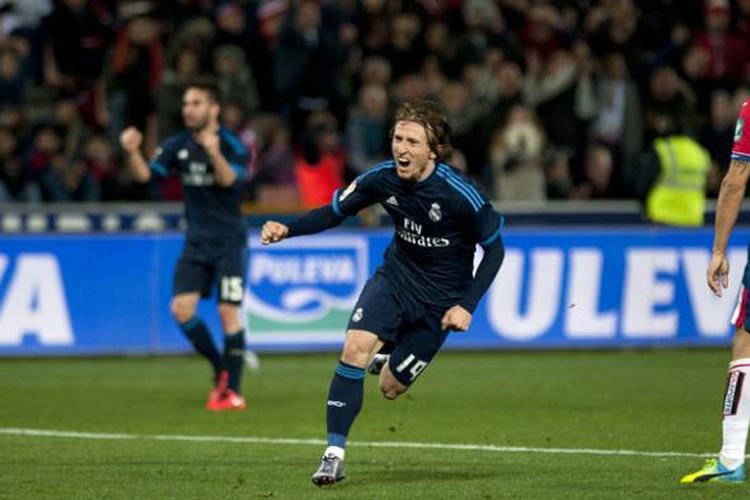 Gelandang Real Madrid asal Kroasia, Luka Modric (tengah), melakukan selebrasi setelah mencetak gol ke gawang Granada pada lanjutan pertandingan La Liga di stadion Nuevo Los Carmenes, Granada, Minggu (7/2/2016).