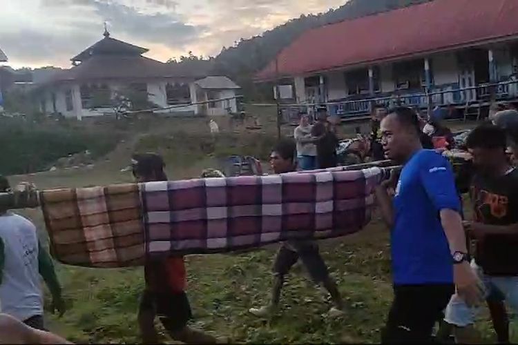 Personel Polres Palopo bersama warga Desa Pangi, Kecamatan Latimojong, Kabupaten Luwu, mengevakuasi ibu hamil menggunakan tandu akibat jalan masih tertutup longsor, Senin (20/5/2024) lalu.