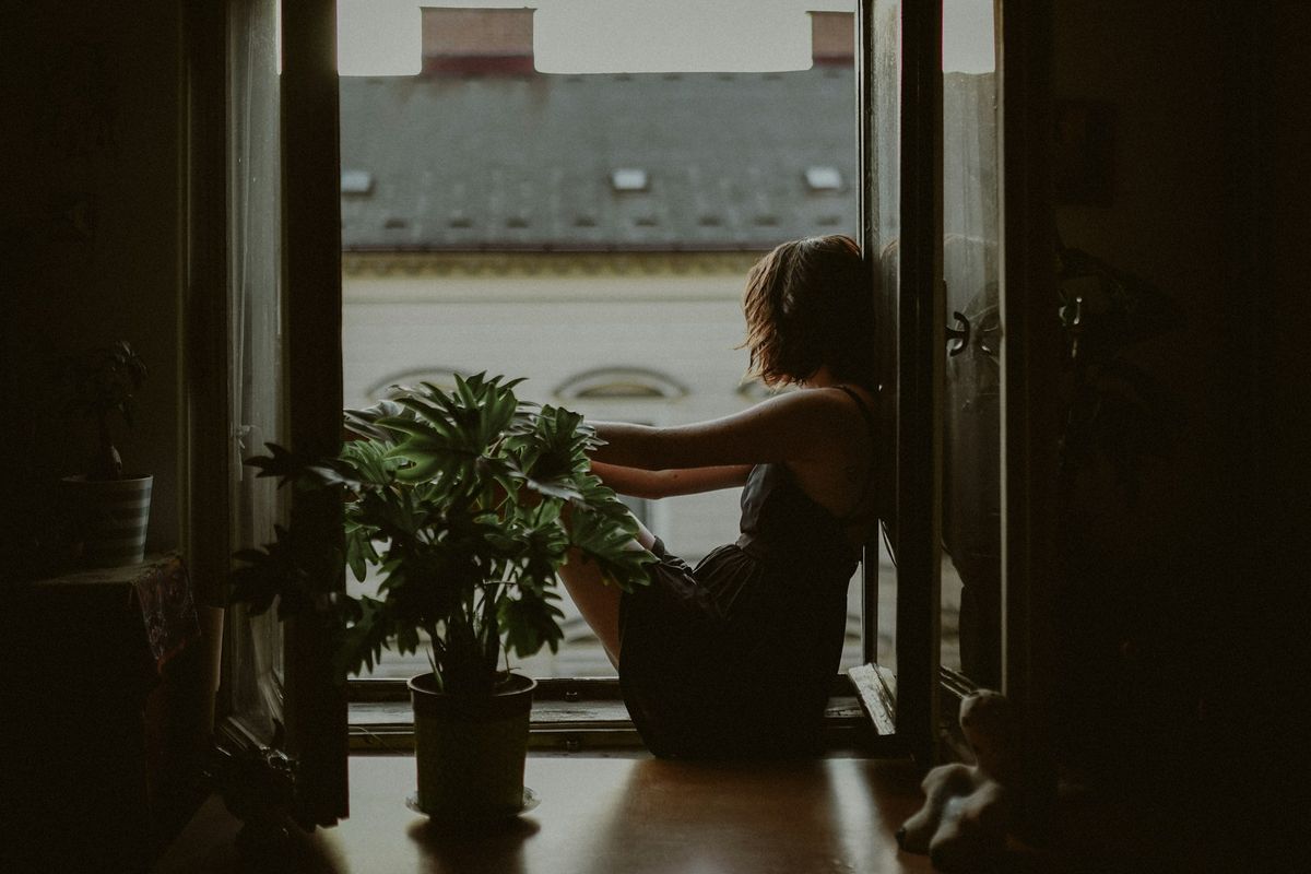 Cerita perempuan yang mengalami from hero to zero syndrome dan beban emosional yang tak terlihat ketika ditinggal pasangan saat sudah sukses.