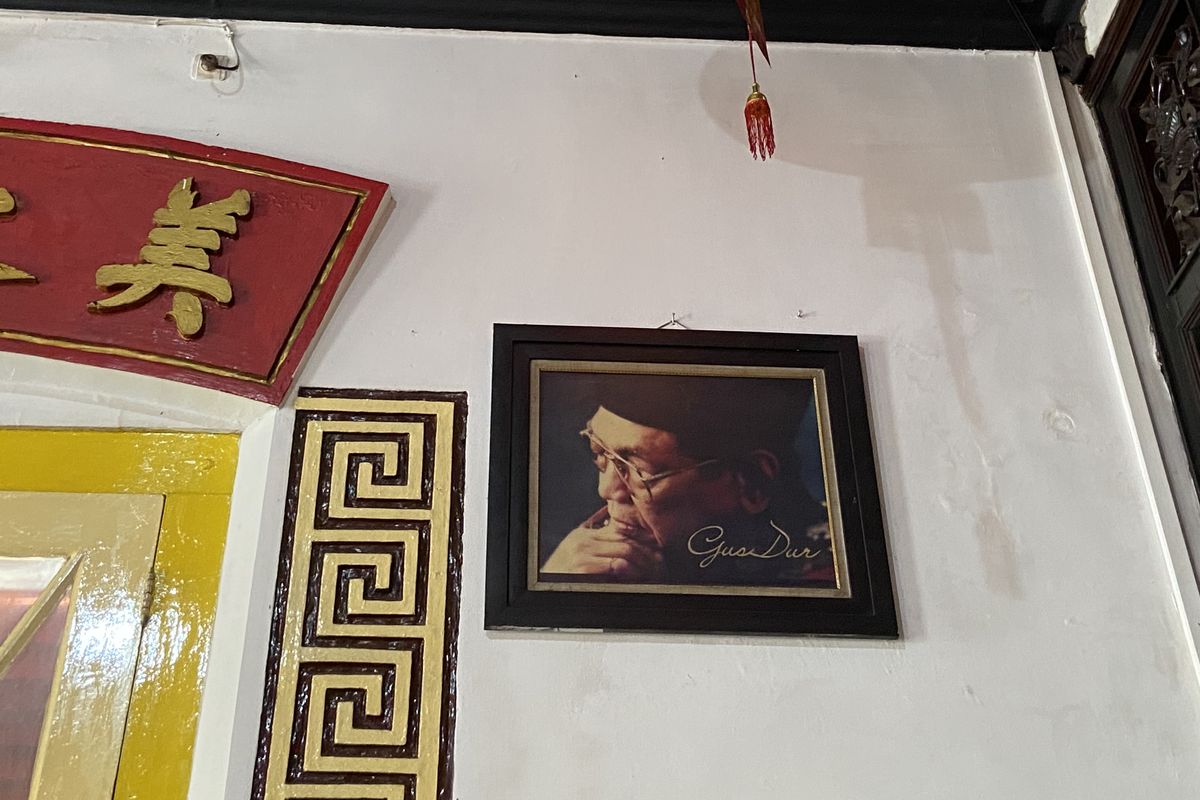 Wajah Gus Dur yang terpajang di sisi kanan Klenteng Boen Bio Surabaya, Selasa (28/1/2025)