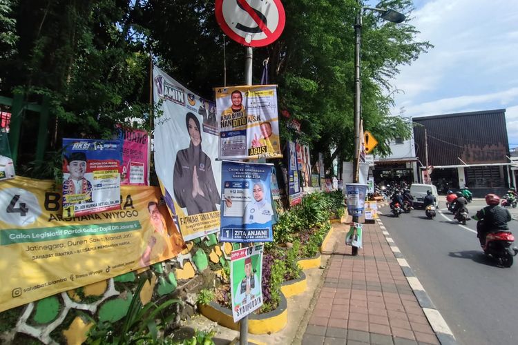 Alat peraga kampanye (APK)  yang menyampah di fasilitas umum kawasan Condet, Kramatjati, Jakarta Timur, Selasa (16/1/2024).