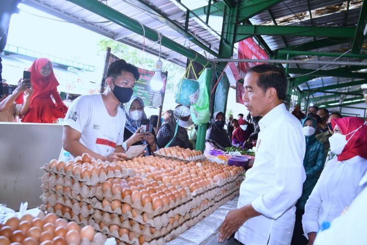 Presiden Joko Widodo saat mengunjungi Pasar Tenguyun, Kota Tarakan, Provinsi Kalimantan Utara untuk mengecek harga bahan pangan pada Selasa (23/2/2023).