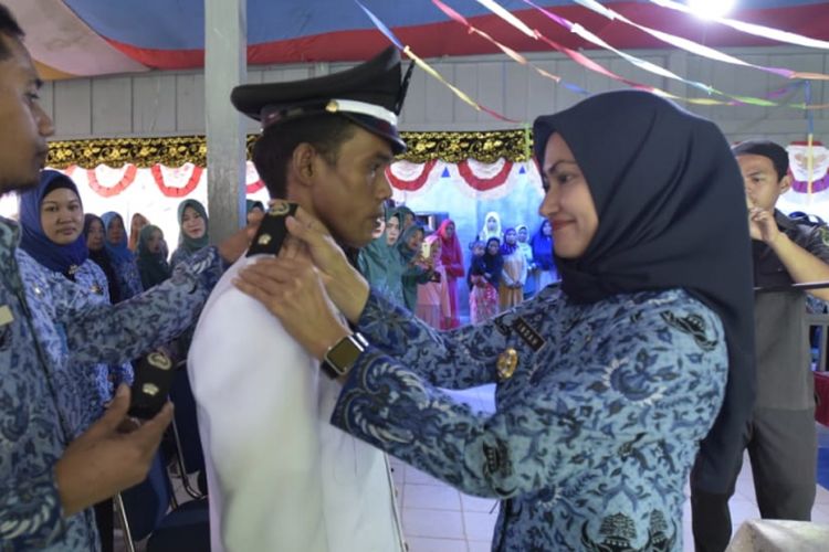 Bupati Luwu Utara Indah Putri Indriani, saat melantik Kepala Desa Sepakat terpilih Asmir, Senin (18/02/2019)
