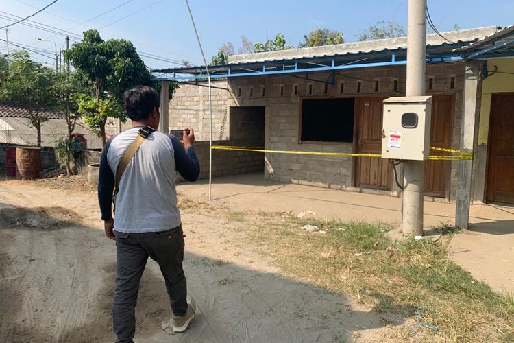 KAMAR KORBAN--Inilah kamar kosa  MB (24), pemandu lagu yang ditemukan tewas dengan kondisi dua tangan dan dua kaki terikat dibelakang di Tempuran, Kelurahan Bangunsari, Kecamatan Dolopo, Kabupaten Madiun, Jawa Timur, Kamis (6/7/2023). 