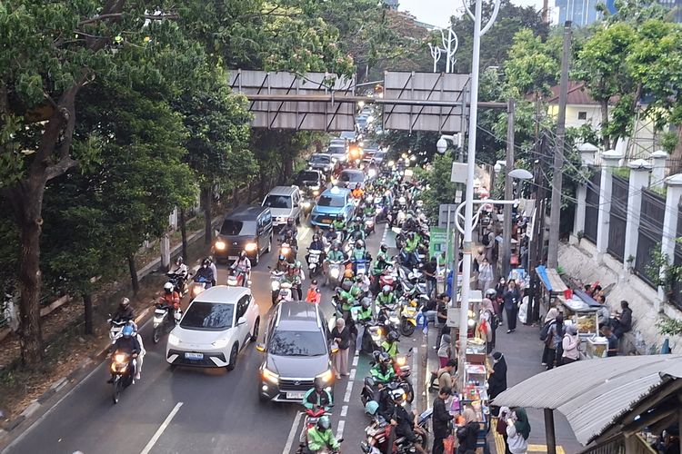 Jalurnya di Palmerah Dipakai Parkir Motor, Pesepeda Terpaksa Tuntun Sepeda di Trotoar