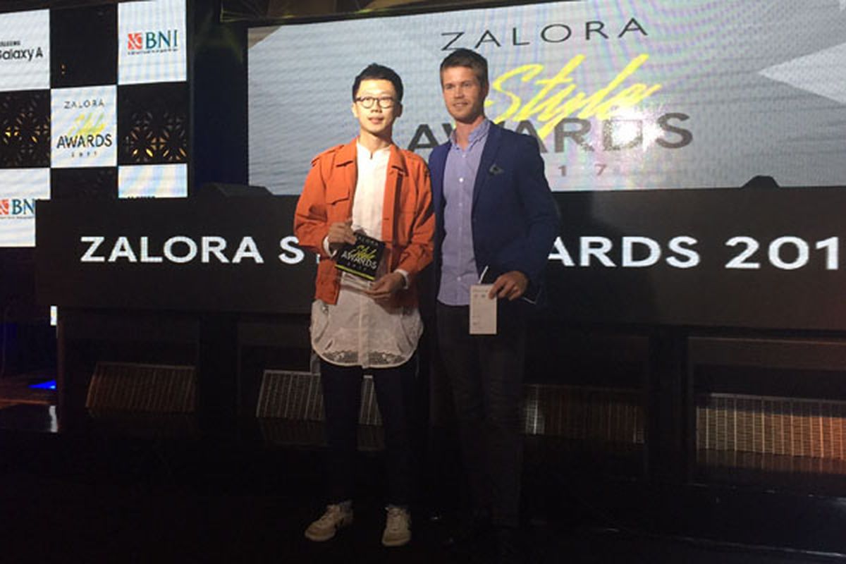 Zico Halim (kiri) menerima piagam Young Fashion Designer of the Year dari Jo Bjordal, Marketing Director Zalora Indonesia.