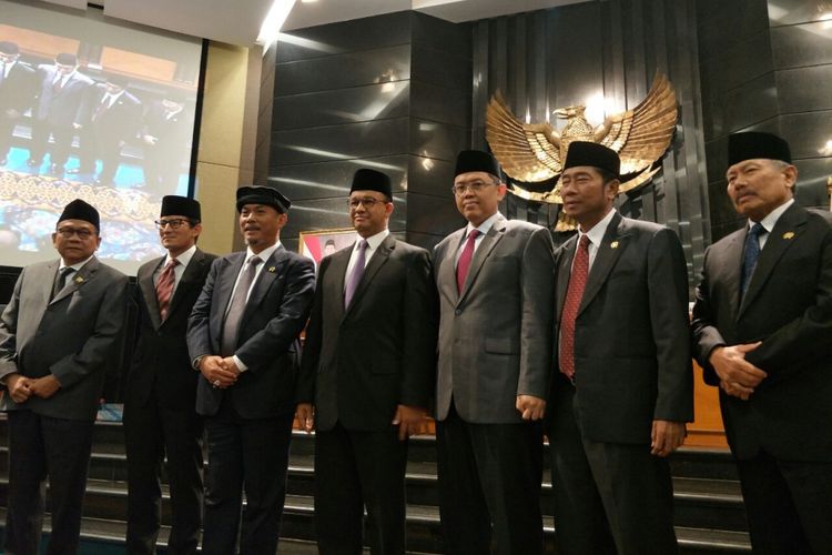 Gubernur DKI Jakarta Anies Baswedan dan Wakil Gubernur Sandiaga Uno bersama lima pimpinan DPRD DKI Jakarta usai paripurna pengesahan APBD 2018, di Gedung DPRD DKI Jakarta, Kamis (30/11/2017). 