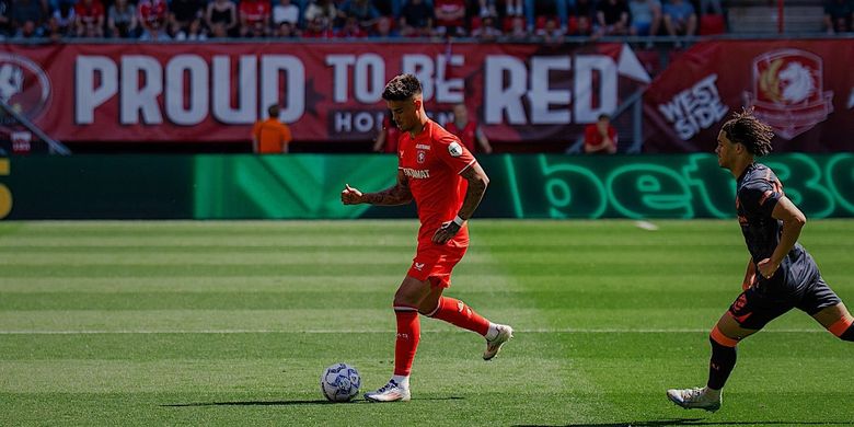 Bek timnas Indonesia, Mees Hilgers, menjadi sorotan tajam usai tampil buruk saat FC Twente takluk dari Ajax Amsterdam dalam laga pekan terakhir Eredivisie 2024-2025, Minggu (18/5).