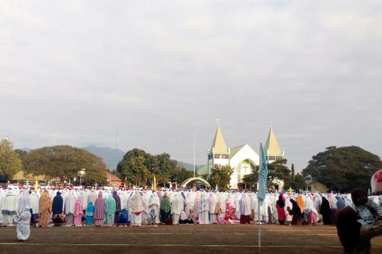 Foto : Umat Muslim menunaikan shalat id di lapangan Kota Baru tepat di depan gereja GMIT Kalvari Maumere, Minggu (12/8/2019).