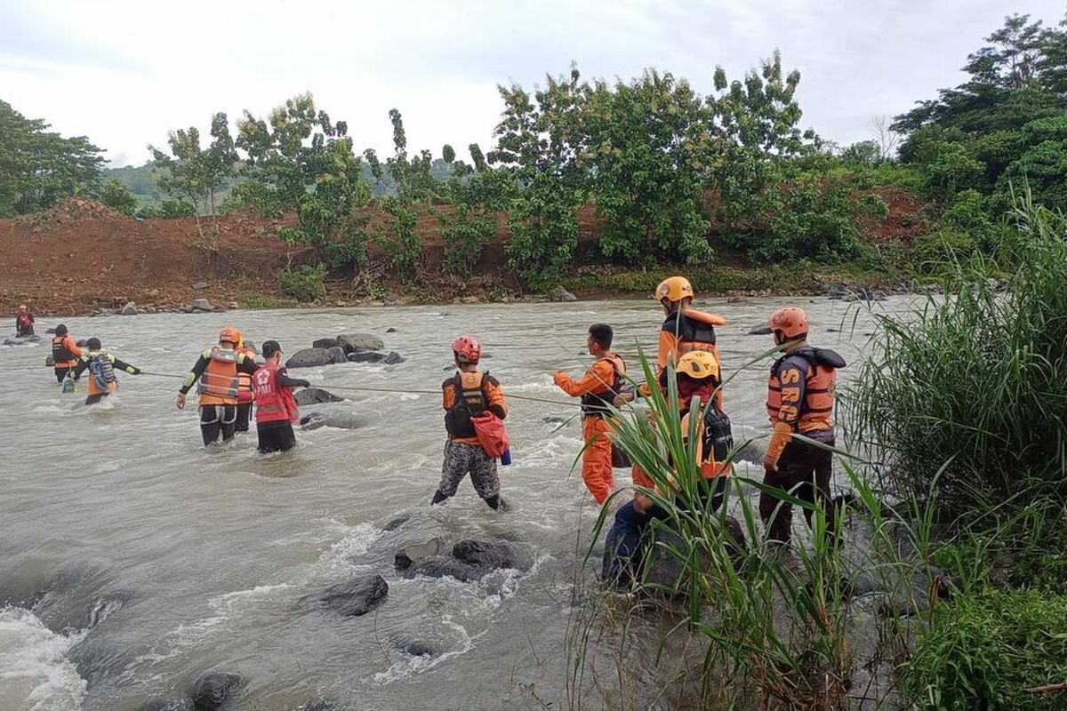 Proses pencarian tim SAR Gabungan terhadap dua bocah Faiz (5) dan Zakir (4) yang hanyut di Sungai Suwalan hingga diitemukan dalam kedaan meninggal dunia, Rabu (12/1/2022) siang.