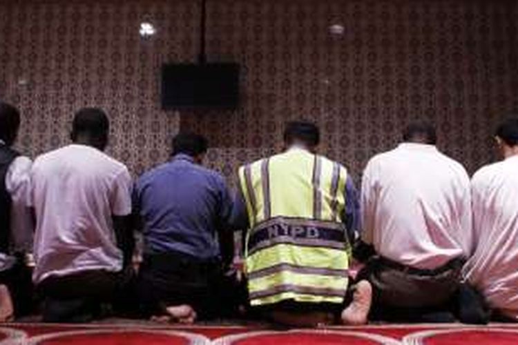 Polisi-polisi di kota New York shalat berjamaah di Pusat Budaya Islam di Manhattan, New York. 