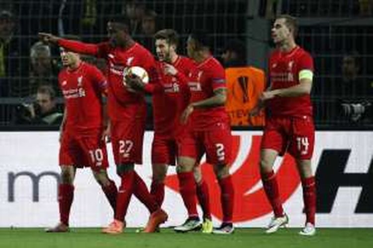 Penyerang Liverpool, Divock Origi (kedua dari kiri), merayakan gol ke gawang Borussia Dortmund, dalam laga leg pertama perempat final Liga Europa di Signal Iduna Park, Kamis (7/4/2016) atau Jumat dini hari WIB.
