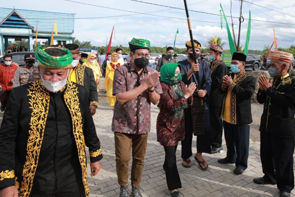 enteri Desa, Pembangunan Daerah Tertinggal dan Transmigrasi (Menteri Desa PDTT), Abdul Halim Iskandar didampingi istri Umi Lilik Nasriyah mengunjungi Desa Salimbatu, Kabupaten Bulungan, Kalimantan Utara pada Jumat (26/11/2021).