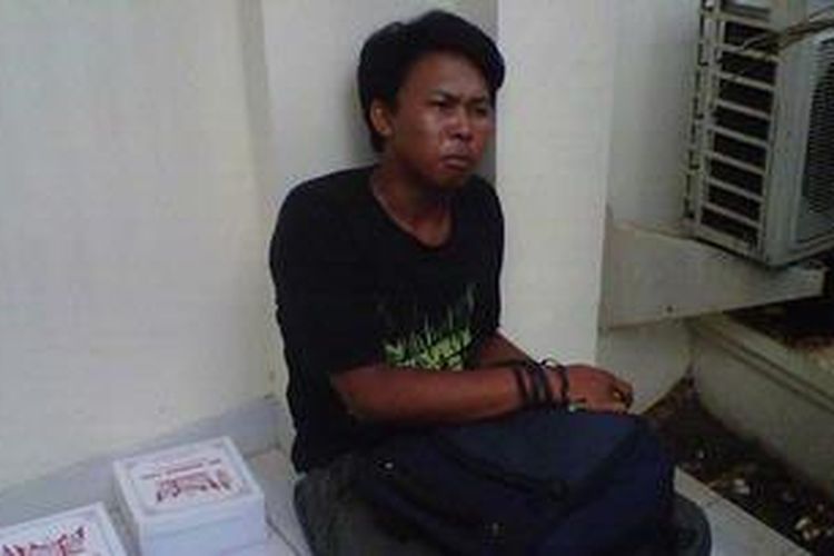 Syamsul Arifin (23), korban salah tangkap Kepolisian Daerah Jawa Timur melapor ke Komisi Kepolisian Nasional (Kompolnas), Jakarta Selatan, Kamis (13/12/2012). Menurut Syamsul, ia dianiaya polisi dan dipaksa mengaku sebagai pelaku pencurian televisi warga.
