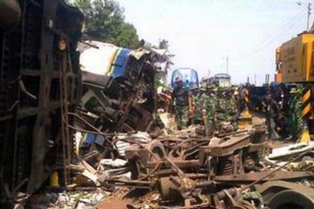 Gerbong KA Senja Utama yang hancur