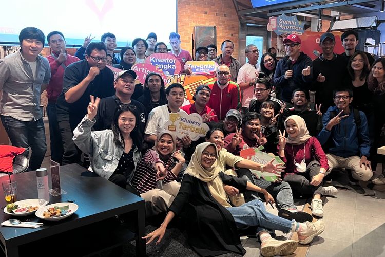 Pengamat sepak bola, Sapto Haryo Rajasa dalam acara Nonton Bareng timnas U20 Indonesia vs Suriah yang digelar oleh aplikasi Helo di area Senayan Park, Jakarta, pada Sabtu (4/3/2023).