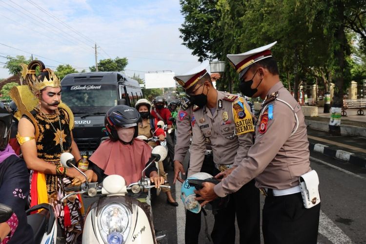 Polisi Bagikan Minyak Goreng dan Helm di Titik 0 Km Gunungkidul Selasa (8/3/2022)