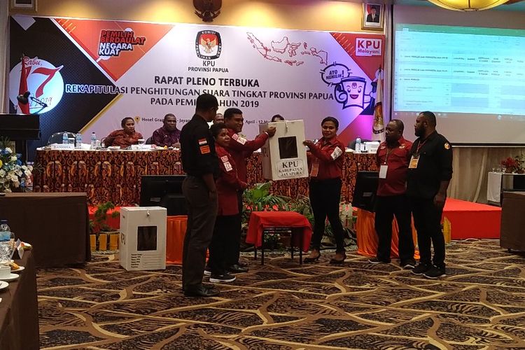 Komisioner KPU Kabupaten Jayapura memperlihatkan kotak suara tersegel saat mengikuti Rapat Pleno Terbuka Rekapitulasi Suara Provinsi Papua pada Pemilu 2019, di Kota Jayapura, Jumat (10/05/2019)