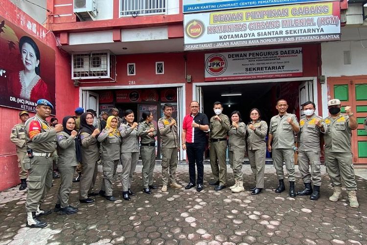 Junimart Girsang bertemu dengan puluhan perwakilan tenaga honorer Satpol PP Sumut yang tergabung dalam Forum Komunikasi Bantuan Polisi Pamong Praja Nusantara (FK BPPPN), di rumah aspirasi Junimart Girsang Center (JGC), gedung B, pada Selasa (2/8/2022). 
