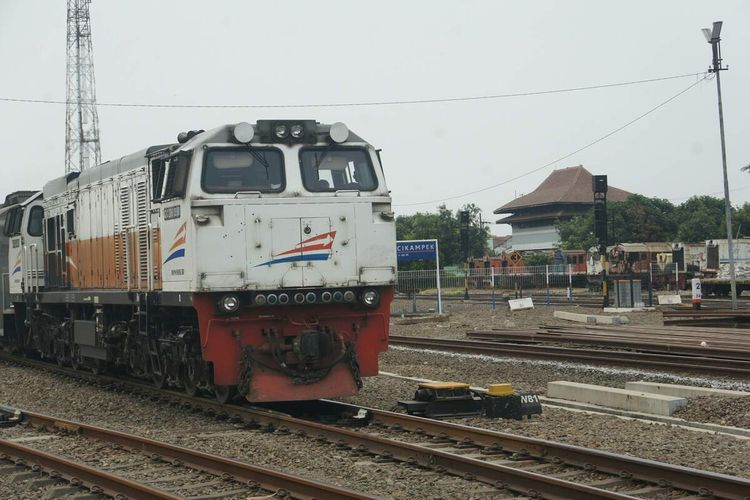 Kereta Api melintas di Stasiun Cikampek, Karawang, Jawa Barat.