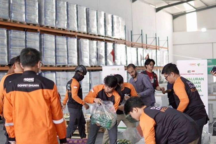 Tim kemanusiaan Dompet Dhuafa bersama KBRI Yordania dan relawan setempat mempersiapkan ribuan paket pangan untuk dikirimkan kepada warga Palestina, di Amman, Yordania, Senin (27/10/2025).