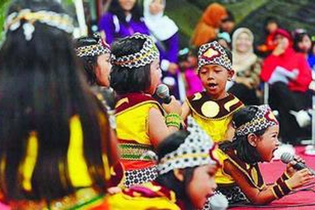 Murid pendidikan anak usia dini (PAUD) dari Kecamatan Jetis unjuk kebolehan memainkan Cublak-cublak Suweng pada acara Gebyar PAUD 2009 di Balaikota Yogyakarta, Yogyakarta, Selasa (29/12). Selain untuk menumbuhkan kegemaran pada berbagai kesenian dan permainan tradisional, acara itu juga ditujukan untuk menumbuhkan rasa percaya diri pada anak-anak.