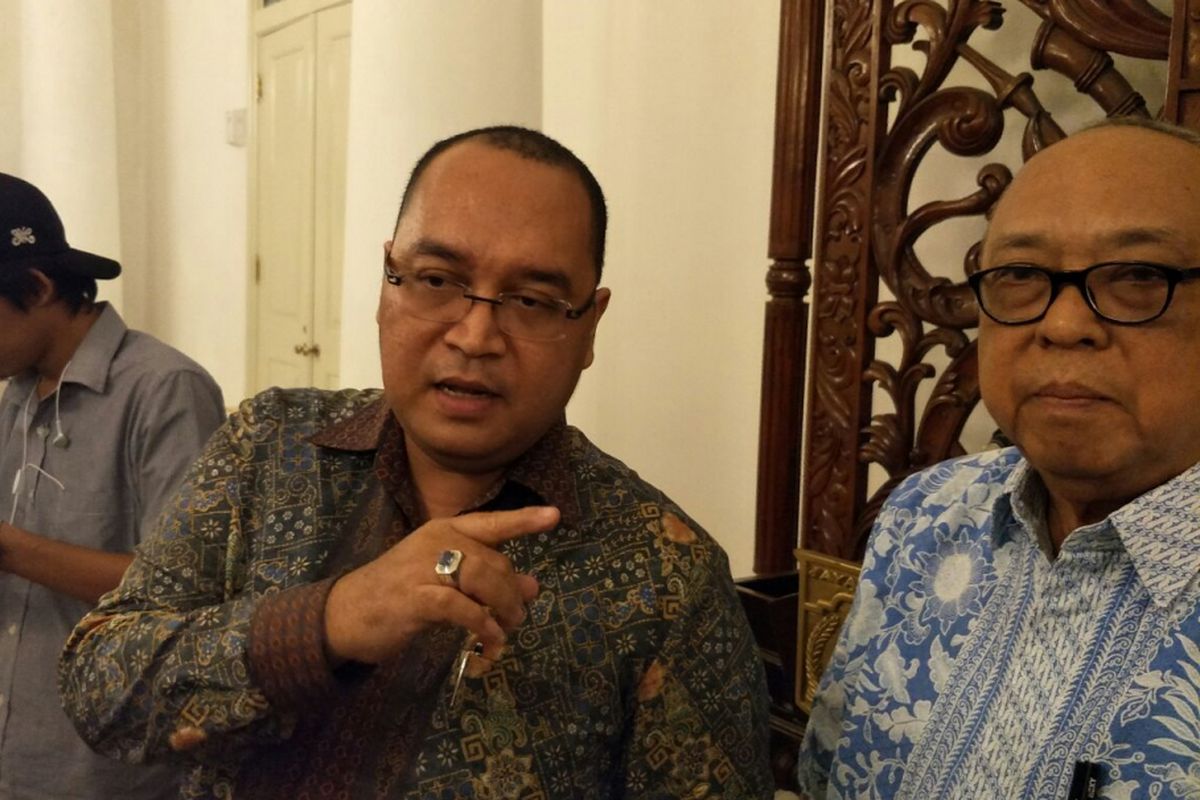 Komisaris Utama PT Antaredja Mulia Jaya Wibisono (kiri) dan Presiden Direktur Agus Sidharta di Balai Kota DKI Jakarta, Rabu (20/12/2017). 