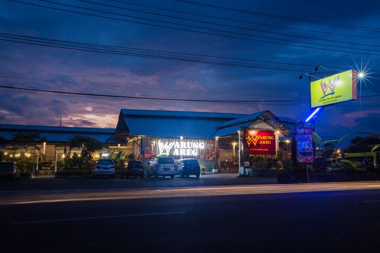 Restoran Warung Wareg menjadi salah satu yang terdampak pandemi Covid-19 karena turunnya penjualan dan omzet secara drastis.