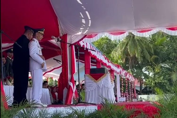 Bupati Wakatobi, Haliana, nyaris tumbang saat memimpin upacara Hari Kemerdekaan Republik Indonesia ke 78 di Lapangan Pangulu Belo, Wakatobi, Kamis (17/8/2023).