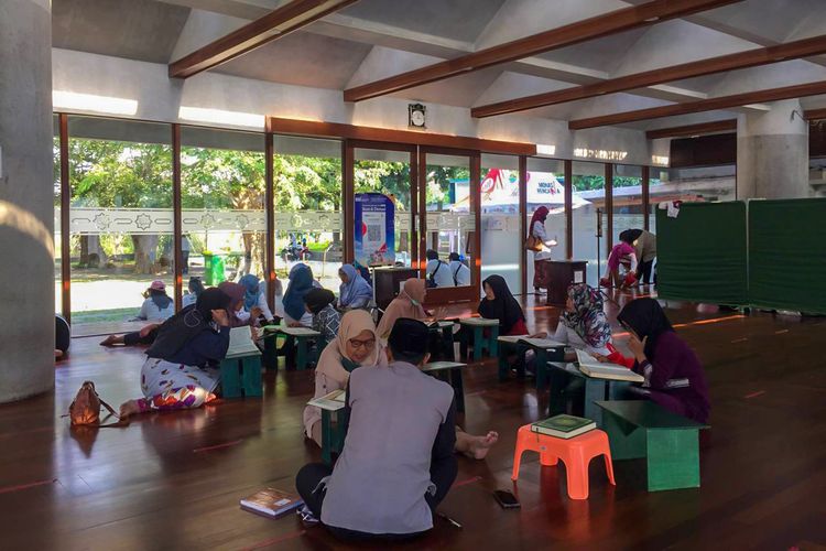 Bagian dalam Masjid Amir Hamzah TIM