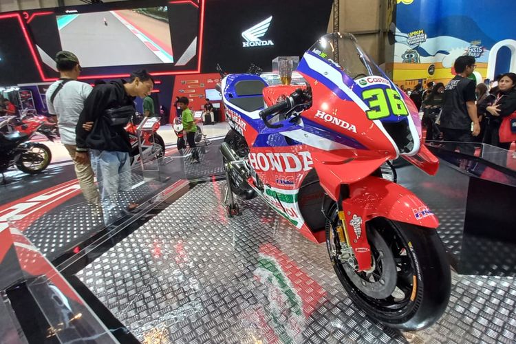 Honda RC213V milik Joan Mir dipamerkan di booth Honda pada ajang Indonesia Motorcycle Show (IMOS) 2025