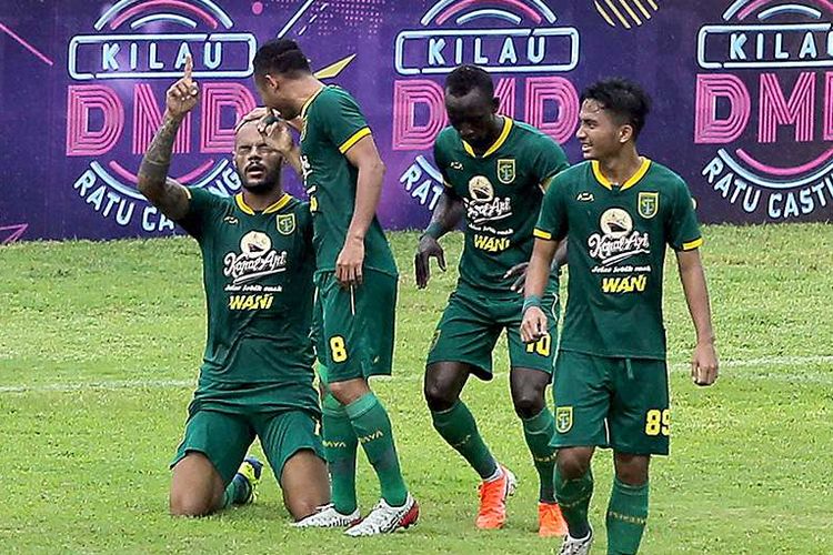 Pemain Persebaya David Da Silva (kiri) melakukan selebrasi usai mencetak gol pada laga semi final Piala Gubernur Jawa Timur melawan Arema FC  yang digelar tanpa penonton di Stadion Gelora Soeprijadi, Blitar, Jawa Timur, Selasa (18/2/2020). Persebaya menang dengan skor 4-2 dan memastikan lolos ke partai final melawan Persija Jakarta.