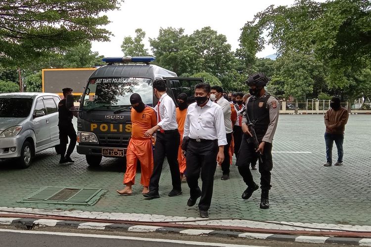 Polisi memboyong para tersangka perampok bank swasta di Karawang, Jabar, yang sudah menggunakan baju tahanan warna oranye di Mapolda Jabar, Senin (6/12/2021).