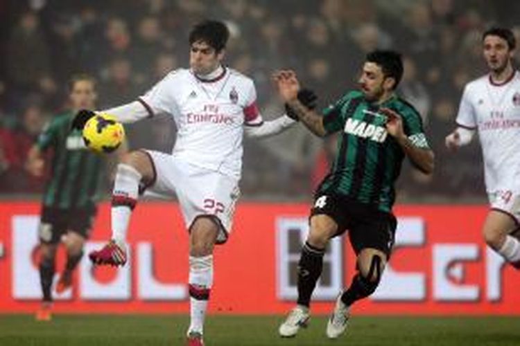 Gelandang AC Milan Riccardo Kaka (kiri) berebut bola dengan gelandang Sassuolo Fransesco Magnanelli pada pertandingan Serie-A, di Mapei Arena, Reggio Emilia, Minggu (12/1/2014).