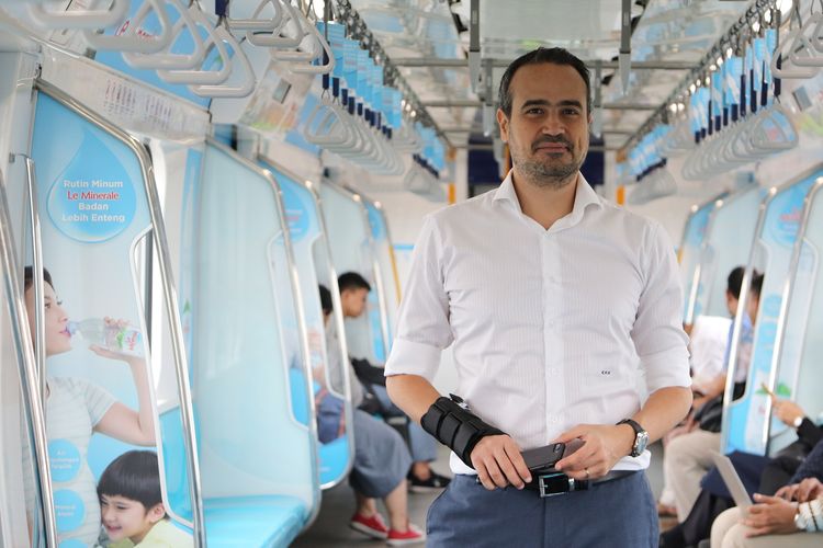 Country Leader and General Manager for Signify Indonesia Rami Hajjar  saat menggunakan transportasi massal MRT dari Stasiun Bundaran HI menuju Stasiun Lebak Bulus Grab, Jakarta, Senin (2/12/2019).